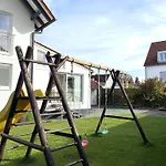 Modernes & Zentral Gelegenes Mit Garten Und Parkplatz 梅明根