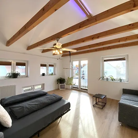 Modernes & Zentral Gelegenes Mit Garten Und Parkplatz 梅明根